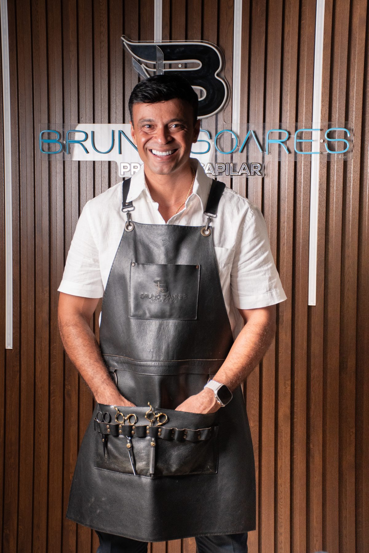 Bruno Soares, especialista em prótese capilar, no estúdio Bruno Soares